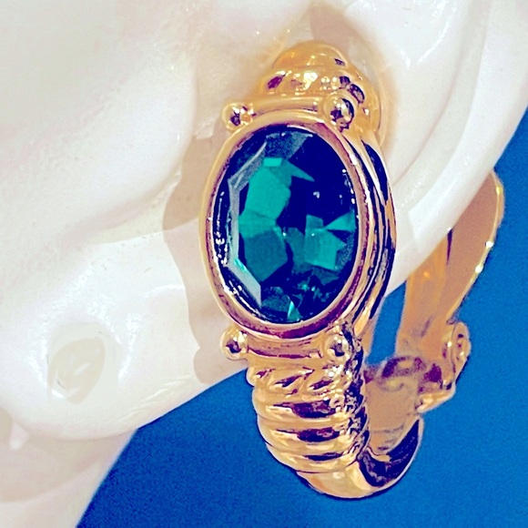 Gorgeous Emerald Swarovski Crystals Earrings - Picture 5 of 6